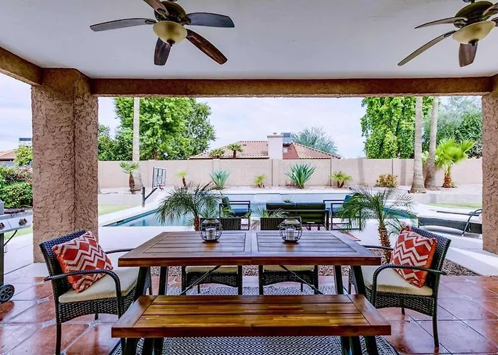 Huge Backyard W Heated Pool, Fire Pit & Bbq *