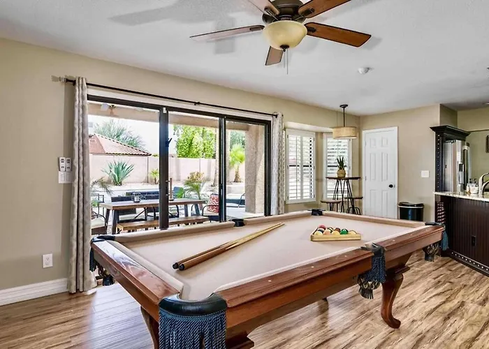 Huge Backyard W Heated Pool, Fire Pit & Bbq *